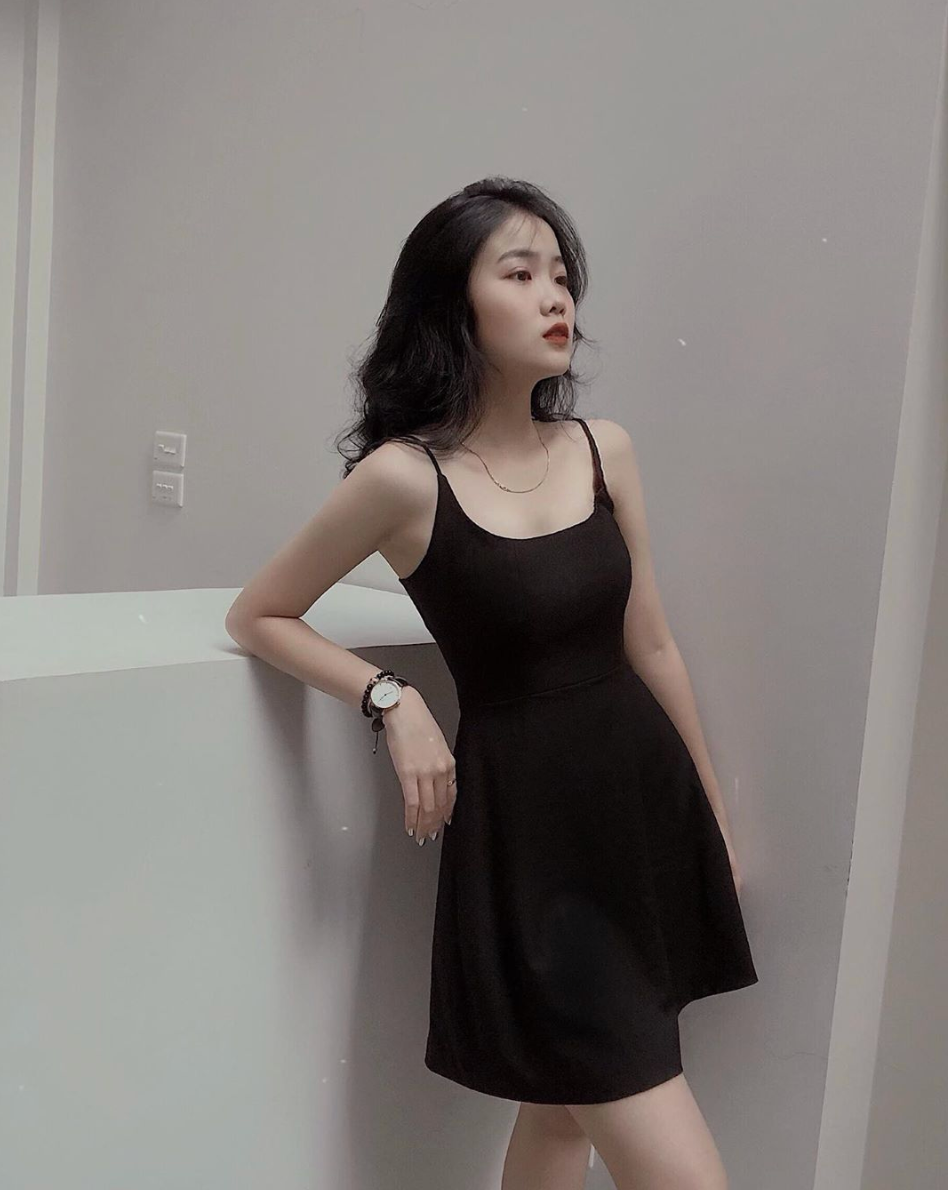 Bạn gái Đoàn Văn Hậu tên thật là Nguyễn Hoàng Anh, SN 1999, cùng quê với cầu thủ của tuyển Việt Nam. Hiện tại cô đang là sinh viên của Đại học Lao động và Xã hội.