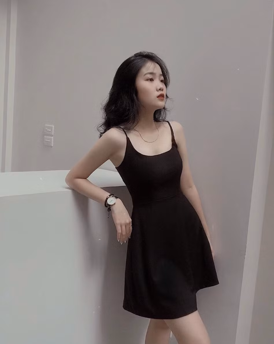 Bạn gái Đoàn Văn Hậu tên thật là Nguyễn Hoàng Anh, SN 1999, cùng quê với cầu thủ của tuyển Việt Nam. Hiện tại cô đang là sinh viên của Đại học Lao động và Xã hội.