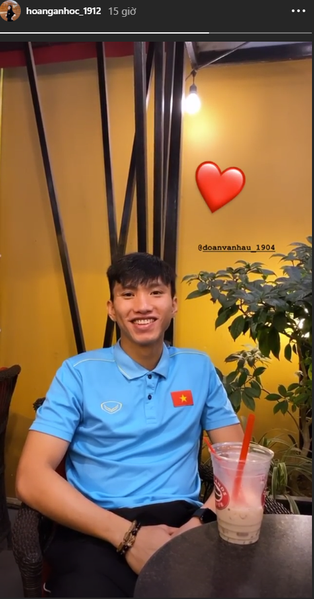 Khi tuyển Việt Nam tập trung để đá vòng loại World Cup, Hoàng Anh Ốc từng khoe khoảnh khắc cùng Văn Hậu đi chơi tại Hà Nội. Hiện tại, Văn Hậu đang đang chơi cho câu lạc bộ SC Heerenveen, Hà Lan nên cả hai không có nhiều thời gian bên nhau như trước.