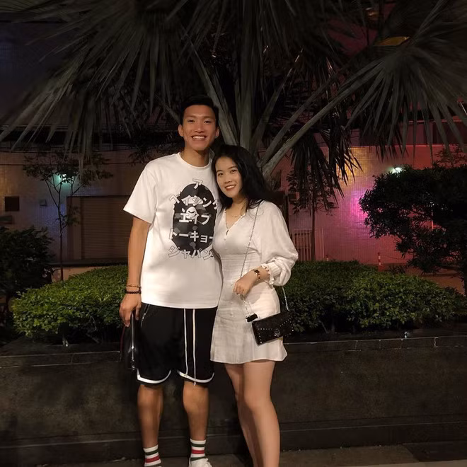  Văn Hậu và Hoàng Anh Ốc là một trong những cặp đôi cầu thủ - WAGs được người hâm mộ dành nhiều sự quan tâm. Cả hai thường xuyên chia sẻ khoảnh khắc bên nhau trên mạng xã hội khiến người hâm mộ ghen tỵ.