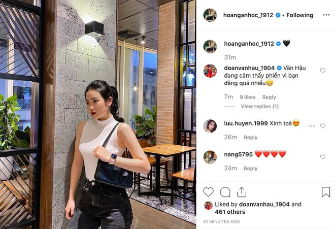 Mới đây, khi Hoàng Anh ốc đăng tải hình ảnh "sống ảo" mới lên Instagram, Văn Hậu dù đang bận rộn tại SEA Games 30 vẫn không quên than phiền về bạn gái. Cầu thủ quê Thái Bình viết: "Văn Hậu đang cảm thấy phiền vì bạn đăng quá nhiều".