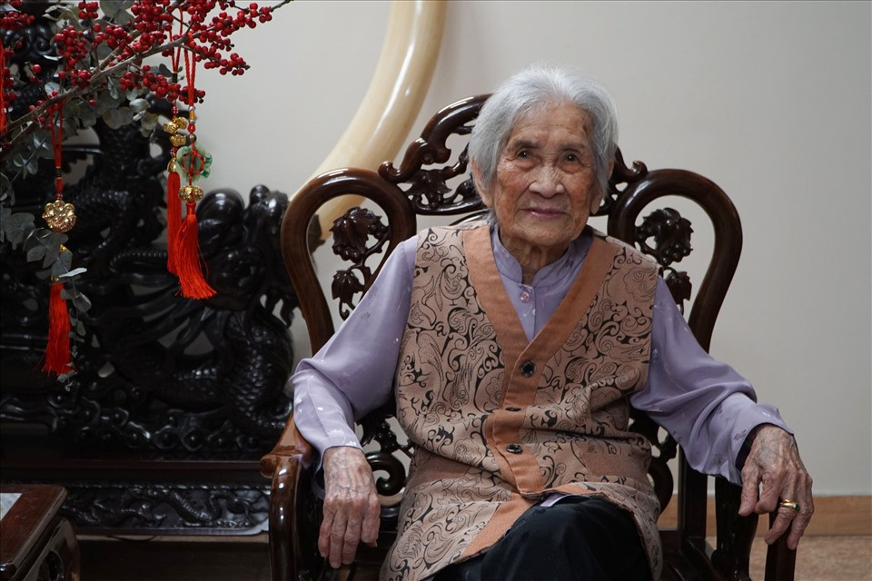 Ngày ấy, nàng tiểu thư đất Hà Thành nổi danh với làn da trắng nõn cùng vốn kiến thức phong phú. Cụ có thể nói tiếng Pháp thành thạo và lưu loát.