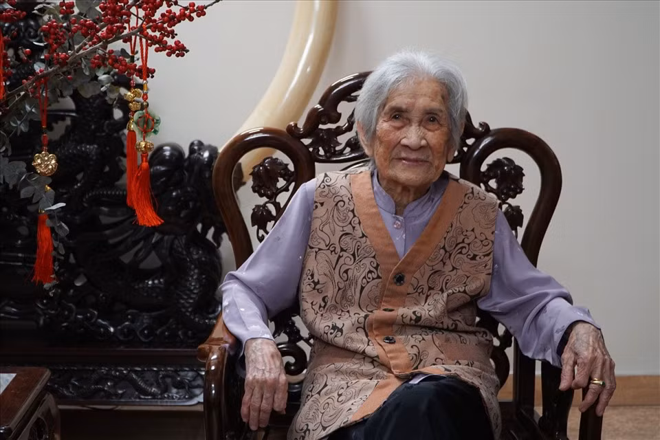 Ngày ấy, nàng tiểu thư đất Hà Thành nổi danh với làn da trắng nõn cùng vốn kiến thức phong phú. Cụ có thể nói tiếng Pháp thành thạo và lưu loát.