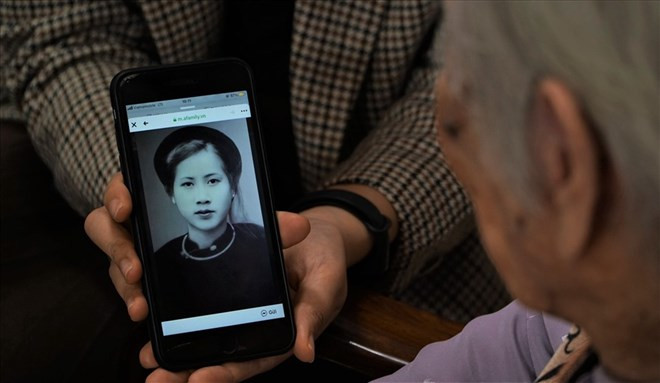 Khi được con cháu cho xem lại những bức hình thời trẻ, cụ bà rất xúc động. Trong tấm hình đen trắng, người con gái xinh đẹp, dịu dàng trong lứa tuổi đôi mươi diện tà áo dài sang trọng và quý phái, đầu đội khăn vấn, cổ đeo vòng kiềng, mang dáng dấp của "hoa khôi Kinh Bắc".