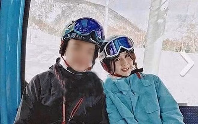 Giữa lúc dân mạng đang xôn xao về mối quan hệ chị em của họ thì trong cộng đồng bất ngờ rộ lên thông tin công tử đang bị đồn hẹn hò Chi Pu là tình cũ của Quỳnh Anh Shyn?