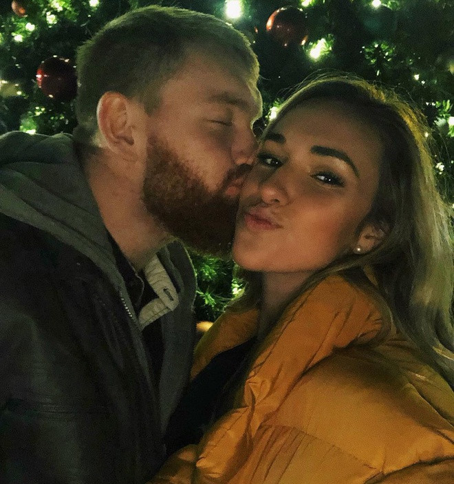 Hot girl 25 tuổi cũng đã có bạn trai. Simmons không ngại khoe khoảnh khắc tình tứ bên nửa kia.