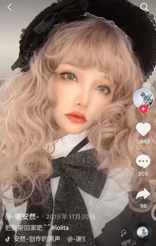 Tạ An Nhiên nổi tiếng trên MXH với những bộ trang phục mang phong cách lolita.