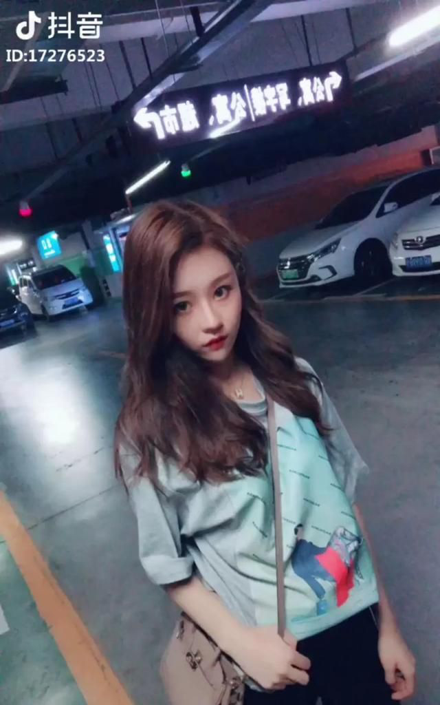 Vẻ ngoài đối lập của nữ hot Tiktok-er Trung Quốc Ôn Uyển. Sự việc lộ ảnh thật trên livestream đã từng gây chấn động cộng đồng mạng Trung Quốc năm 2018.