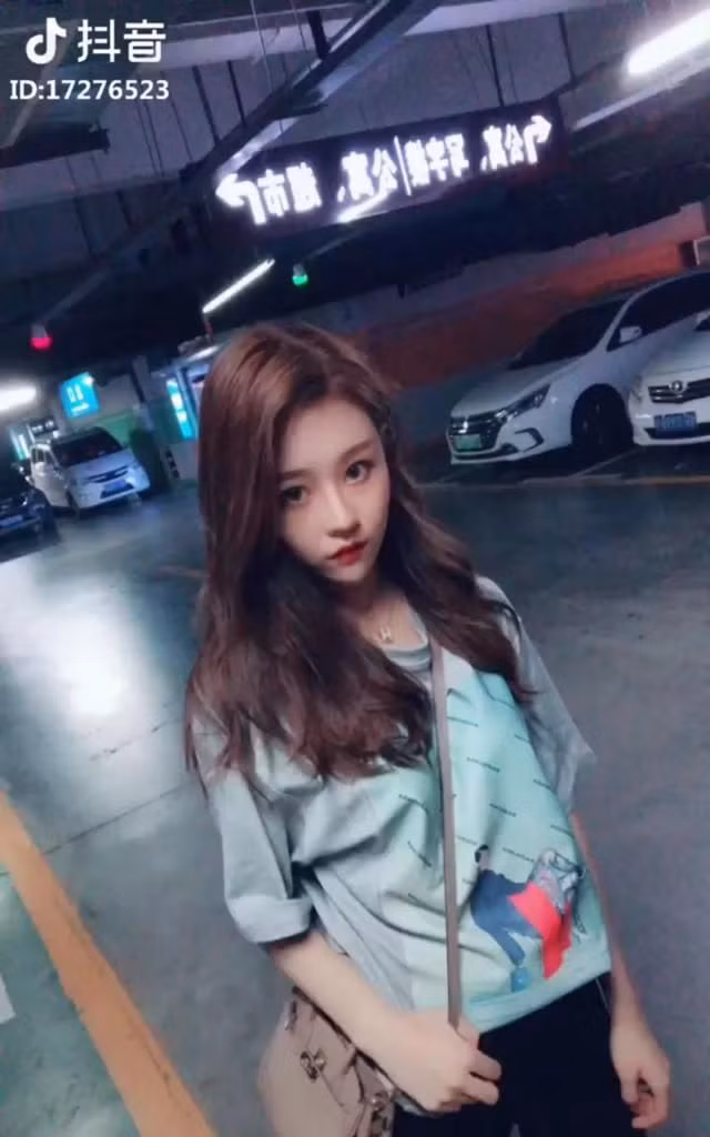 Vẻ ngoài đối lập của nữ hot Tiktok-er Trung Quốc Ôn Uyển. Sự việc lộ ảnh thật trên livestream đã từng gây chấn động cộng đồng mạng Trung Quốc năm 2018.