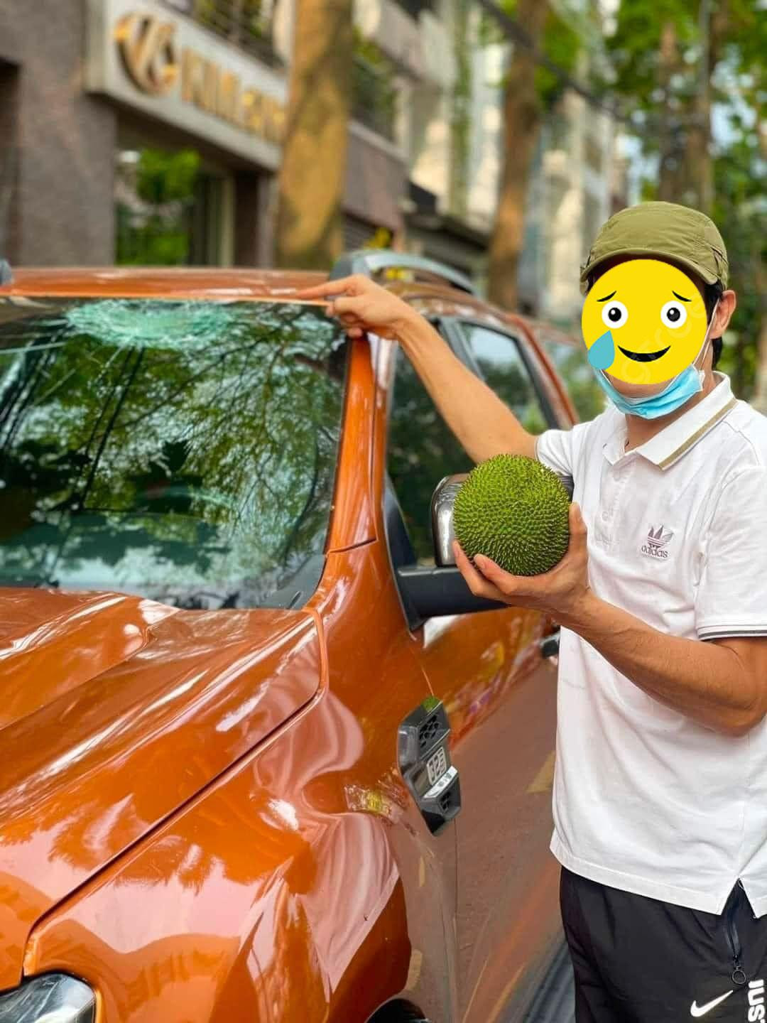 Chủ xe cũng chỉ đành ngậm ngùi nuốt nước mắt chụp ảnh "cùng thủ phạm phá hoại".