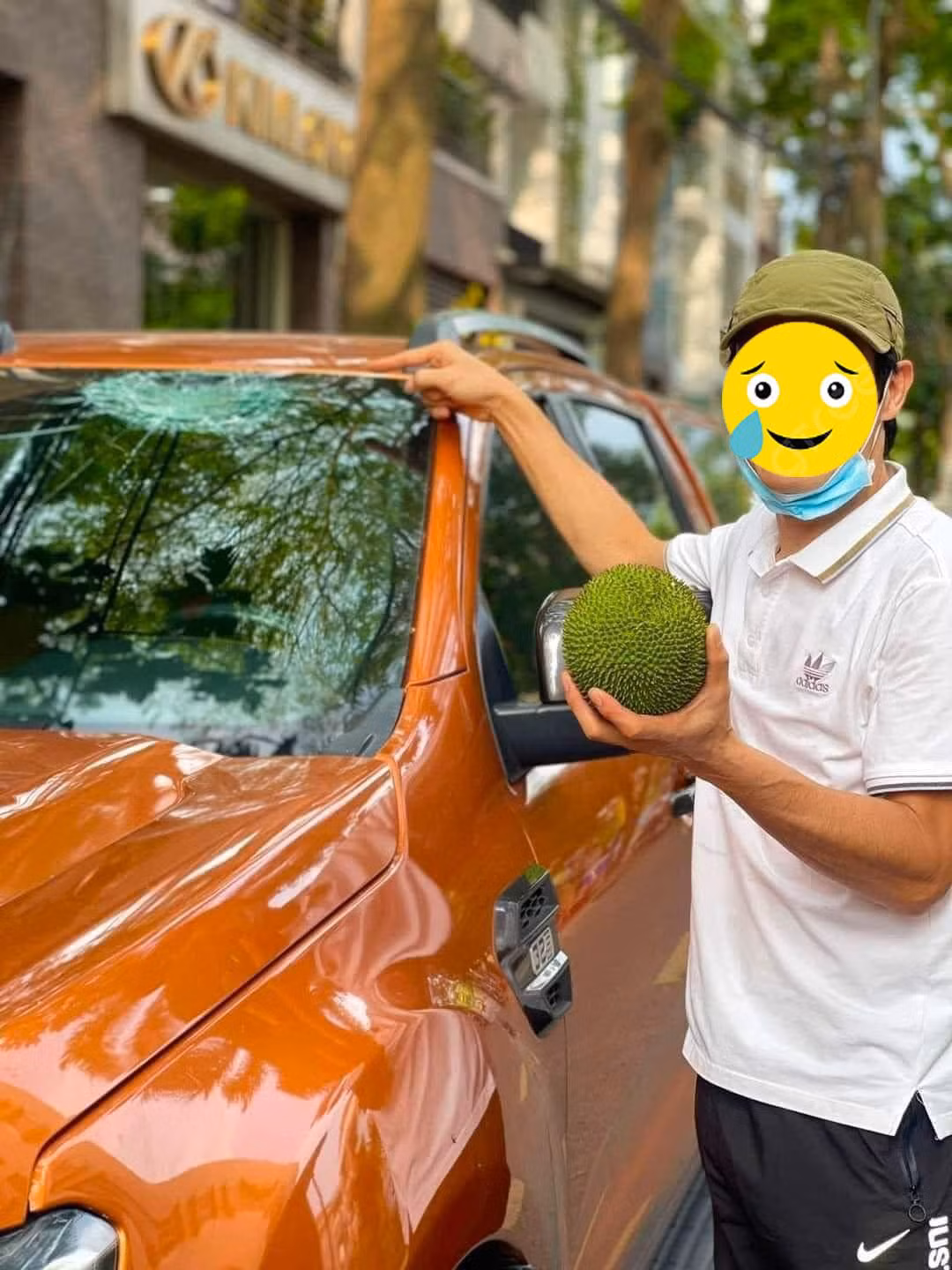 Chủ xe cũng chỉ đành ngậm ngùi nuốt nước mắt chụp ảnh "cùng thủ phạm phá hoại".