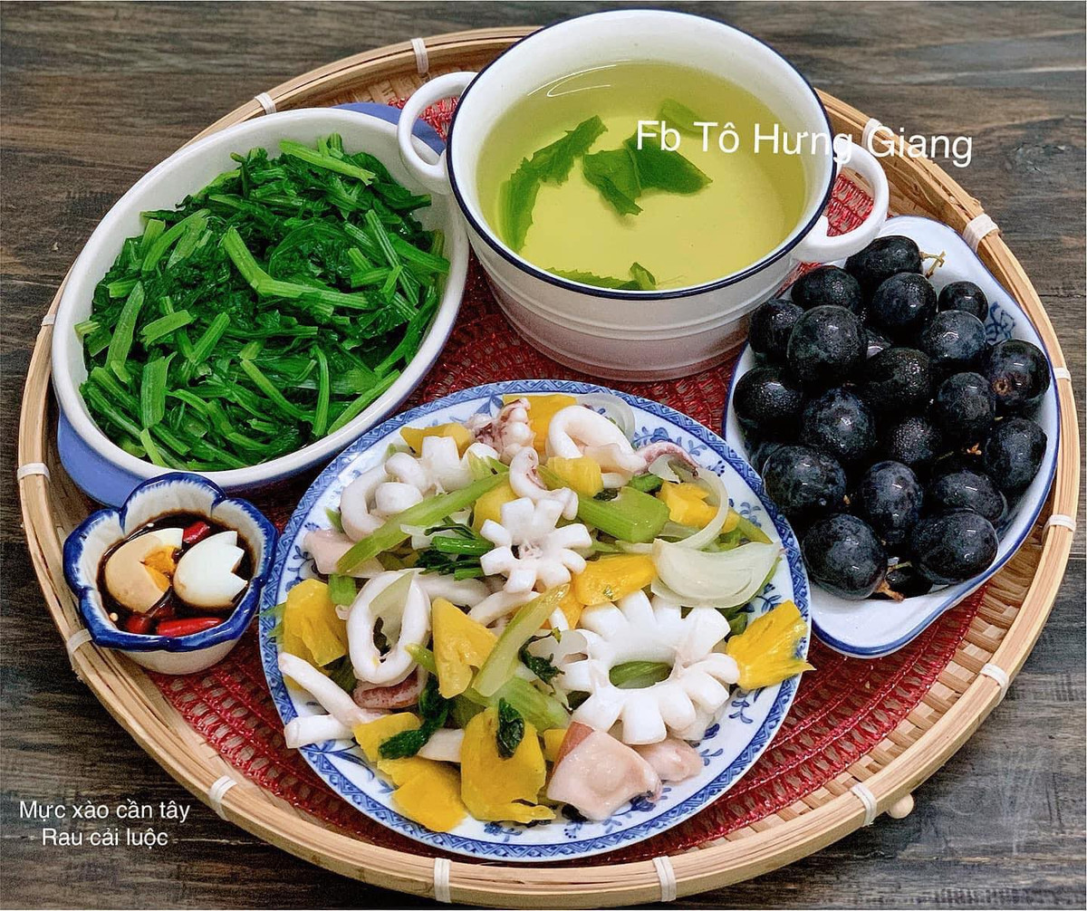 Mâm cơm với mực xào cần tây và rau cải luộc