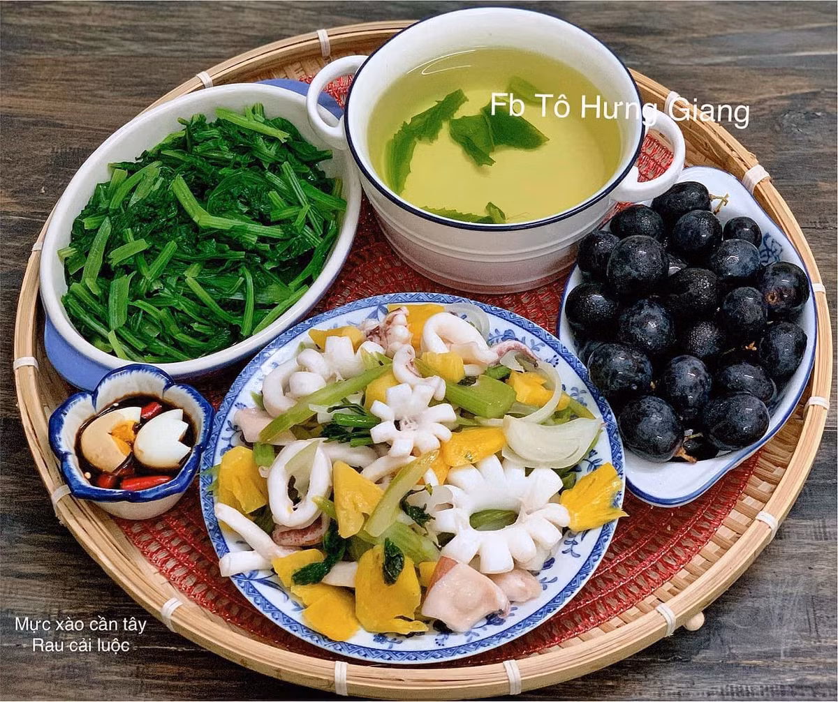 Mâm cơm với mực xào cần tây và rau cải luộc