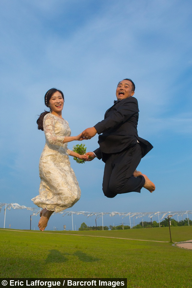 Để kỷ niệm tình yêu không biên giới giống hệt phim "Hạ cánh nơi anh", cả hai đã quyết định chụp ảnh đính hôn tại Công viên Hòa bình Imjingak, nằm trên biên giới của Triều Tiên và Hàn Quốc.