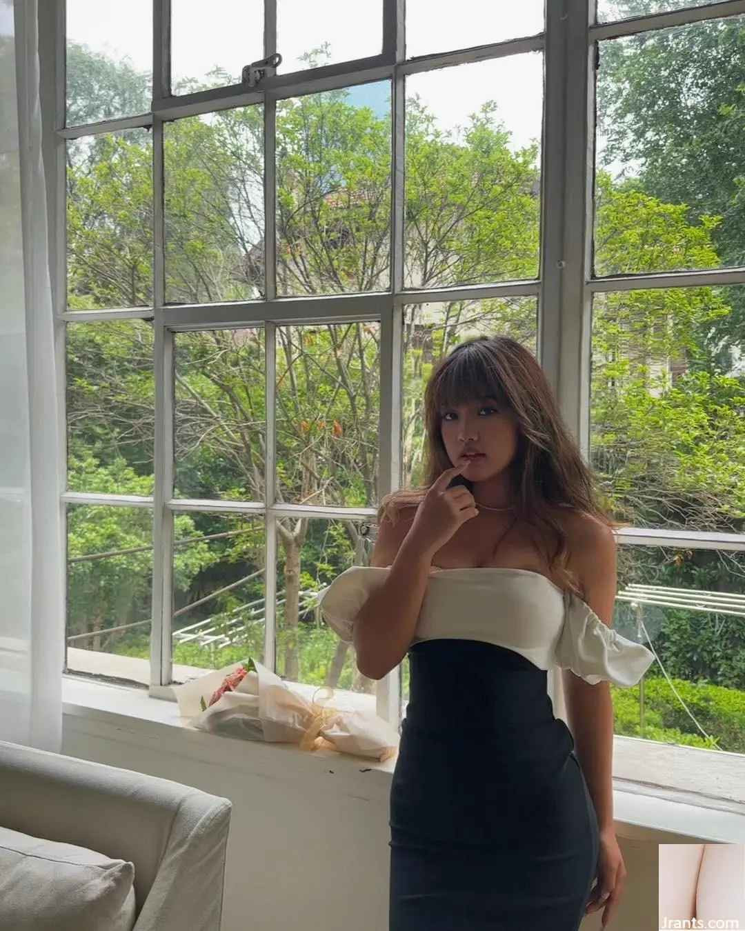 Theo lời Ôn Tử Nhã, cô quen bạn trai cũ Ivan qua sự giới thiệu của bạn bè cách đây một năm. Khi mới gặp, cả hai vô cùng vừa ý nhau và nhanh chóng phát triển tình cảm yêu đương. Tuy nhiên, sau khi chia tay, nàng hot girl xứ Trung phát hiện Ivan từng sử dụng nhiều tên giả để kết bạn lại với cô.