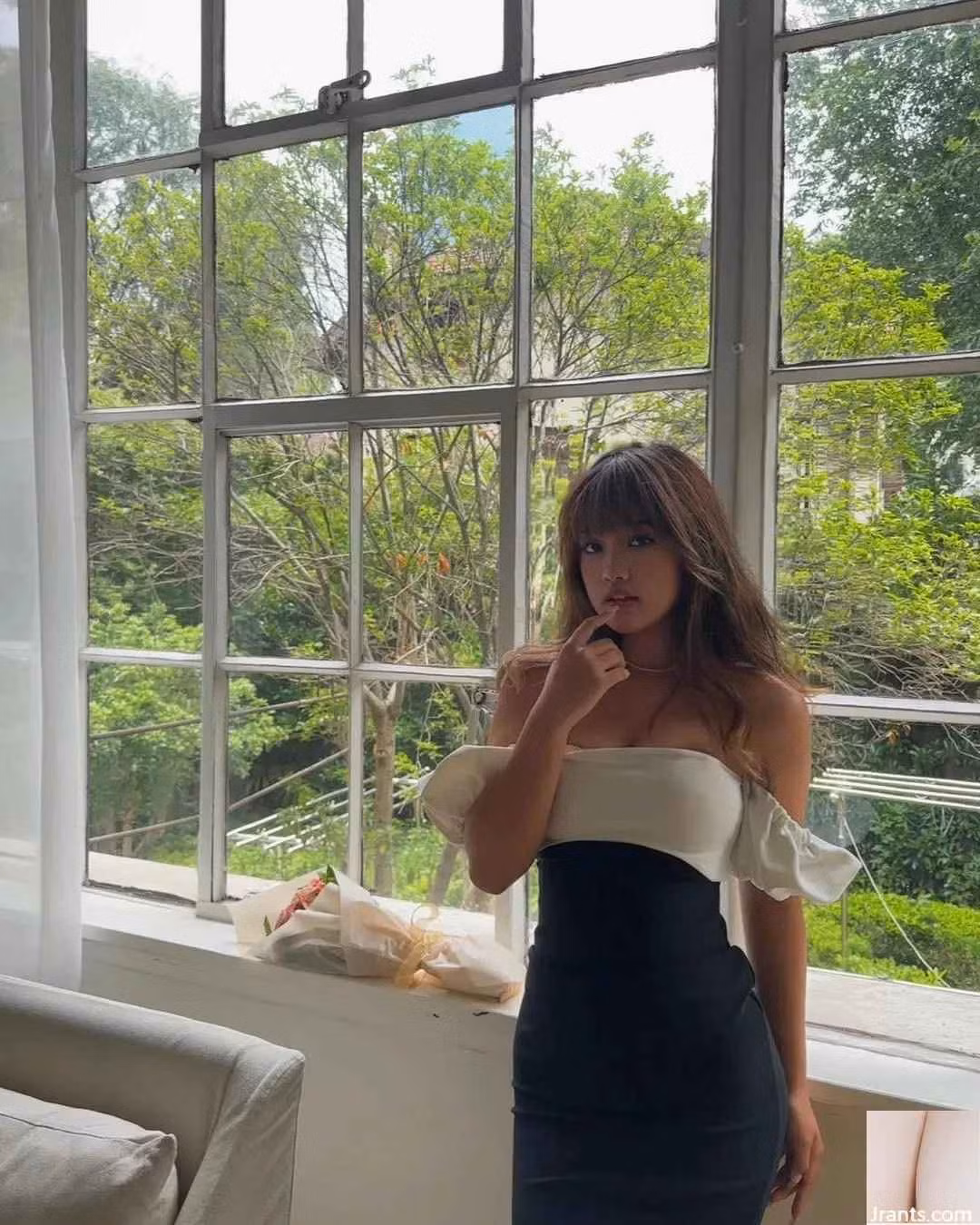 Theo lời Ôn Tử Nhã, cô quen bạn trai cũ Ivan qua sự giới thiệu của bạn bè cách đây một năm. Khi mới gặp, cả hai vô cùng vừa ý nhau và nhanh chóng phát triển tình cảm yêu đương. Tuy nhiên, sau khi chia tay, nàng hot girl xứ Trung phát hiện Ivan từng sử dụng nhiều tên giả để kết bạn lại với cô.