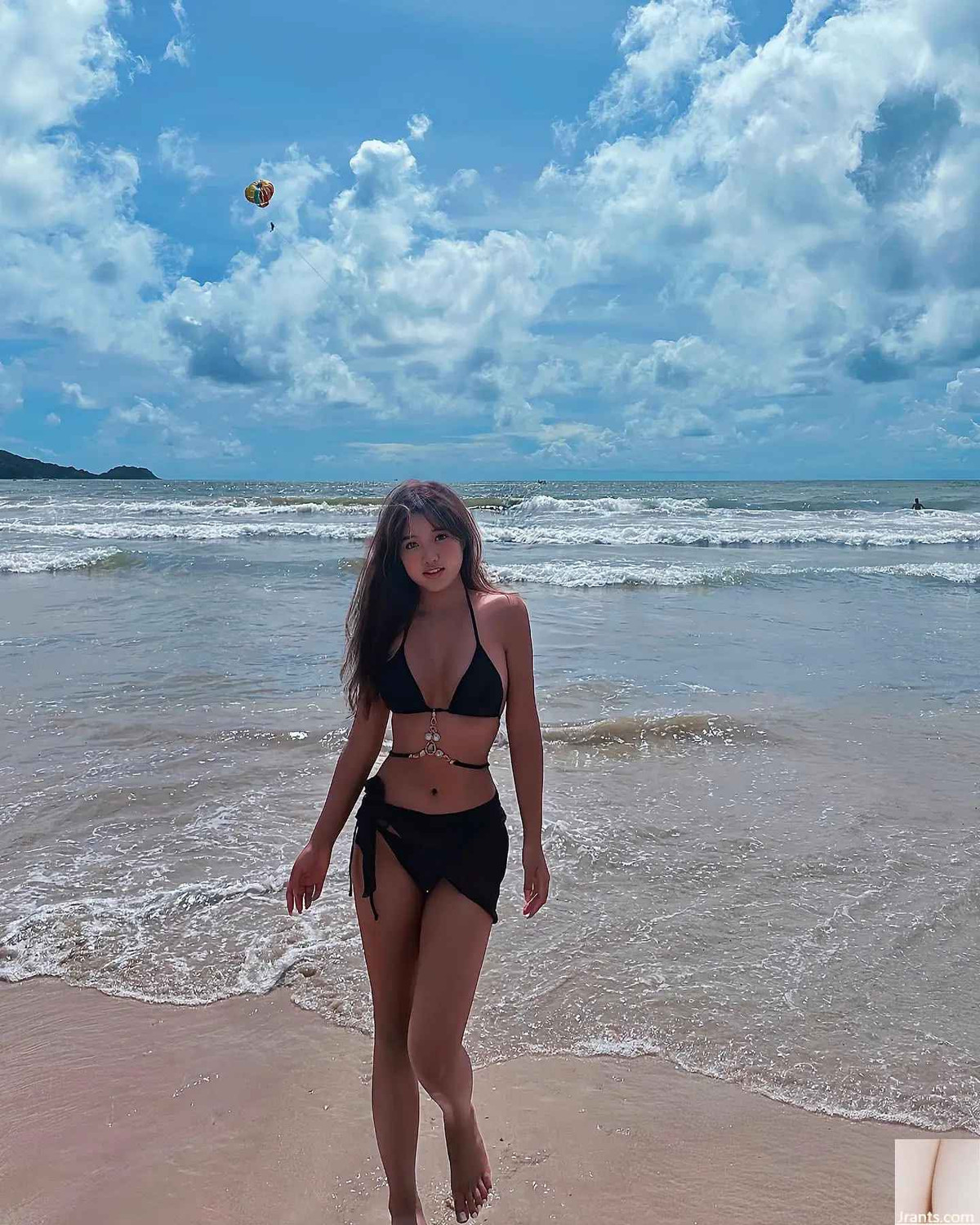 Kẻ này đe dọa sẽ phát tán nếu cô không đồng ý quan hệ tình dục và trả 300.000 đô la Hồng Kông (tương đương 976 triệu đồng) để chuộc lại.