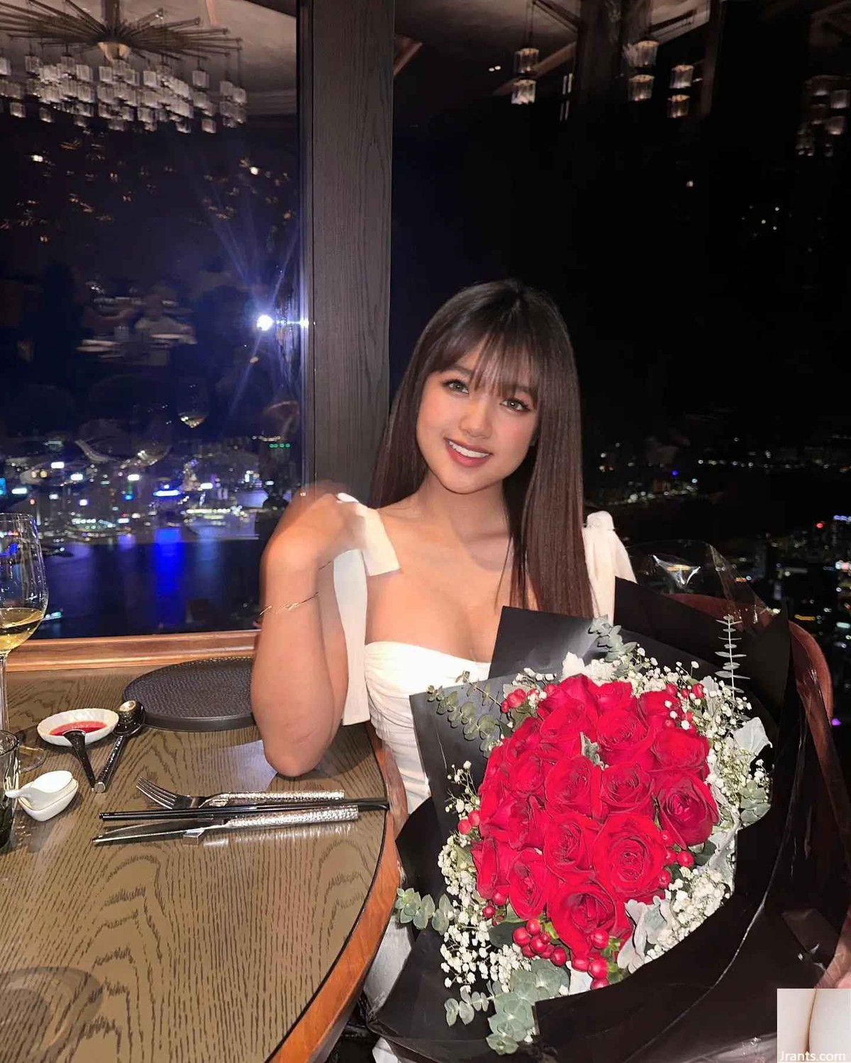 Mới đây, hot girl người Hongkong (Trung Quốc) Ôn Tử Nhã đăng tải bài viết trên Instagram cá nhân, tố cáo người bạn trai cũ tên Ivan đã quay lén cảnh nhạy cảm của cô.