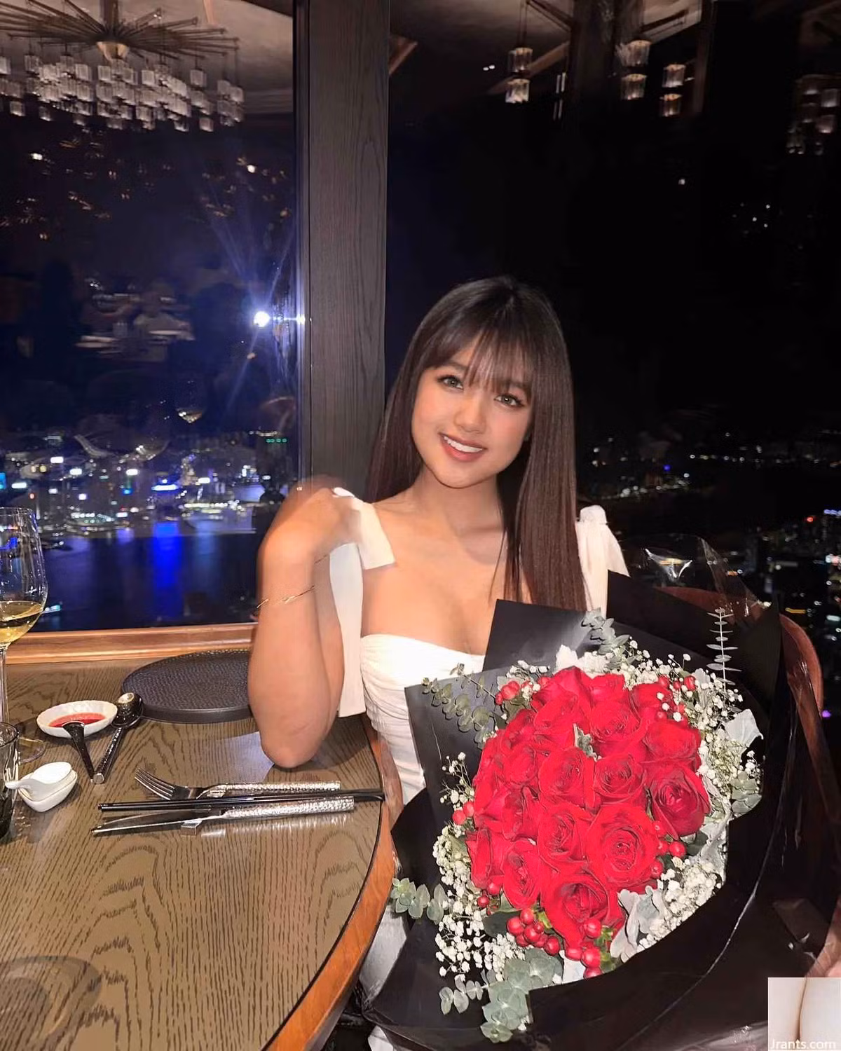 Mới đây, hot girl người Hongkong (Trung Quốc) Ôn Tử Nhã đăng tải bài viết trên Instagram cá nhân, tố cáo người bạn trai cũ tên Ivan đã quay lén cảnh nhạy cảm của cô.