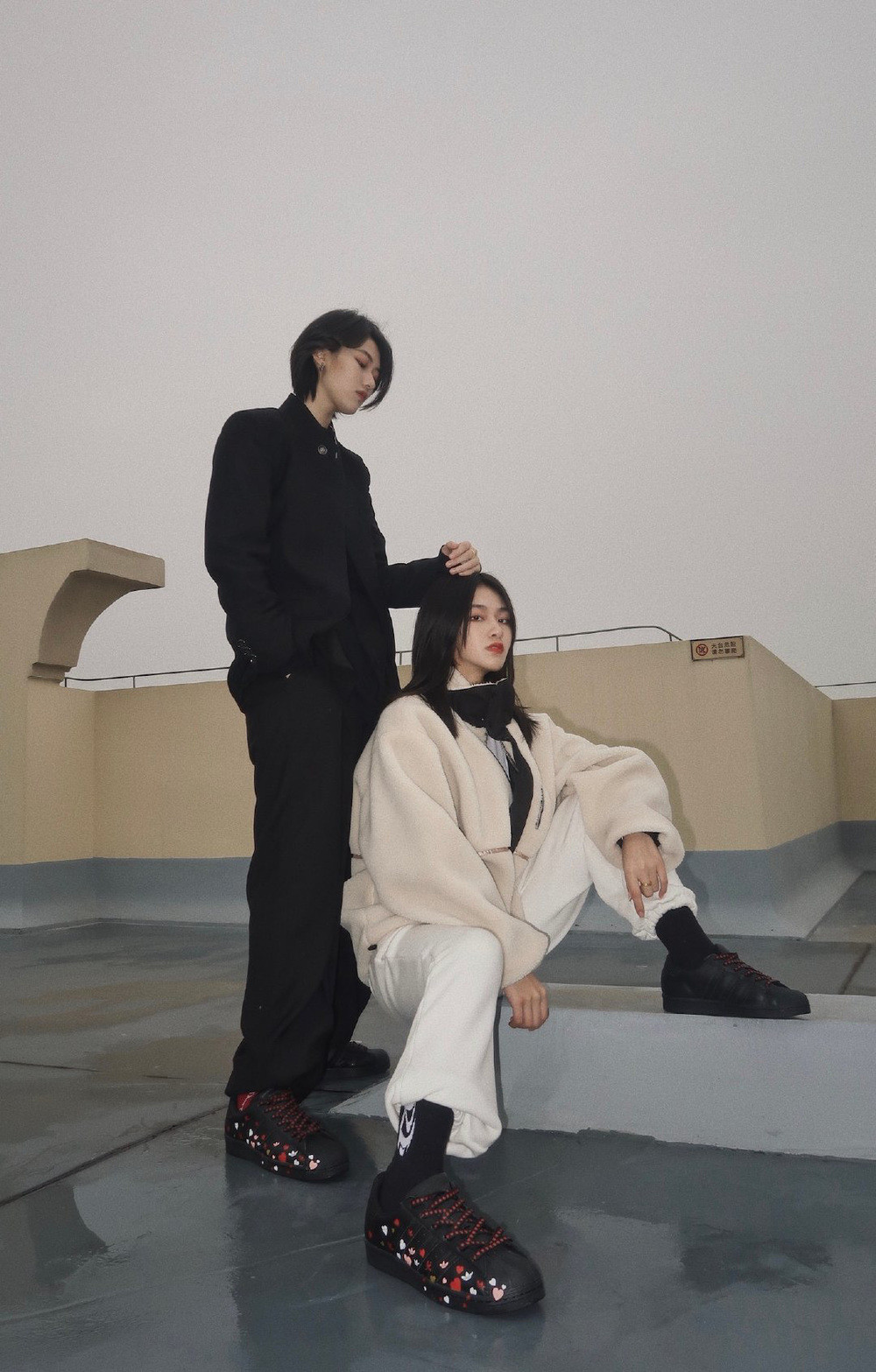 Công khai hẹn hò từ năm 2016, Từ Thính Vũ và Lưu Nhiếp Nguyệt đã khiến bao người phải xôn xao bàn luận vì cả hai đều quá xinh đẹp. Nếu Từ Thính Vũ sở hữu vẻ đẹp mang phong cách "soái tỷ" thì Nhiếp Nguyệt lại nhẹ nhàng, ngọt ngào nhưng vẫn cực kì cá tính.