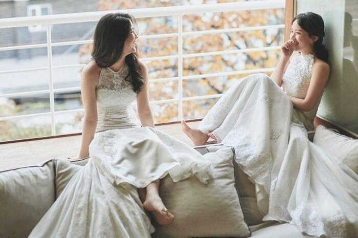 Ngay đầu năm nay vào ngày 28/2 vừa qua, CĐM cũng bất ngờ khi trên MXH xuất hiện hình ảnh đám cưới của một cặp đôi đồng tính nữ người Hàn. Cô nàng Julliette (tên thật Lee Hye Ri) đã chia sẻ về đám cưới của mình rằng: "Chúng tôi đã bắt đầu sống chung với nhau vì tình yêu. Chúng tôi muốn chịu trách nhiệm cho cuộc đời nhau. Thay vì chờ đợi tới khi luật pháp công nhận, chúng tôi đã quyết định kết hôn, giống như bất kỳ người bình thường nào khác. Chúng tôi muốn mối quan hệ này được thừa nhận trước mặt nhiều người nhất có thể".