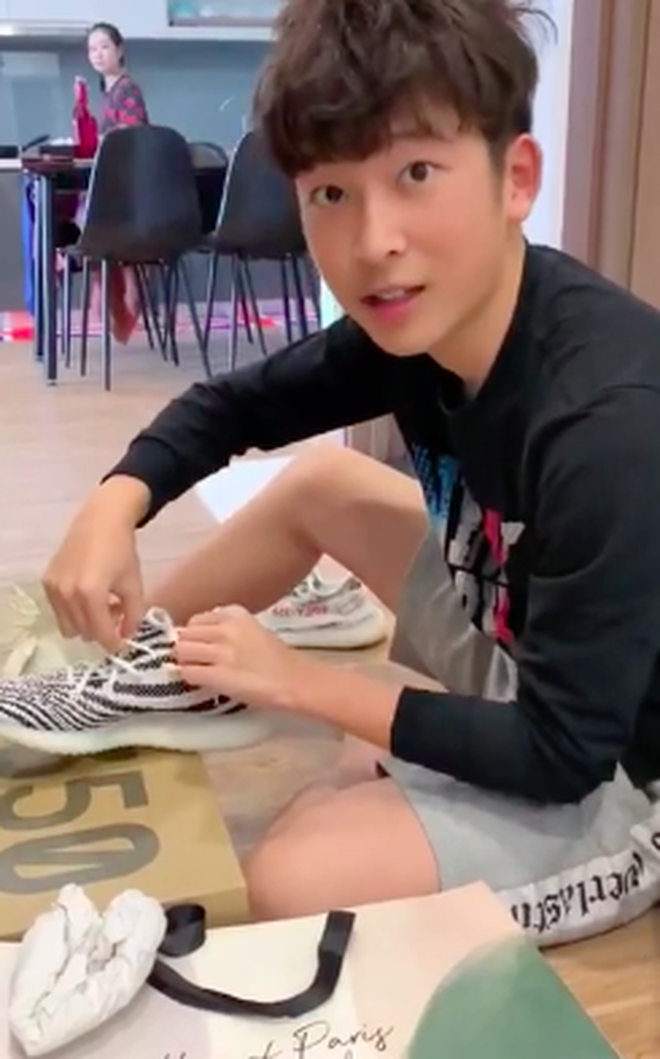 Việt Anh cao 1m74, khuôn mặt điển trai đã thế còn đeo kính trông thư sinh, lạnh lùng.