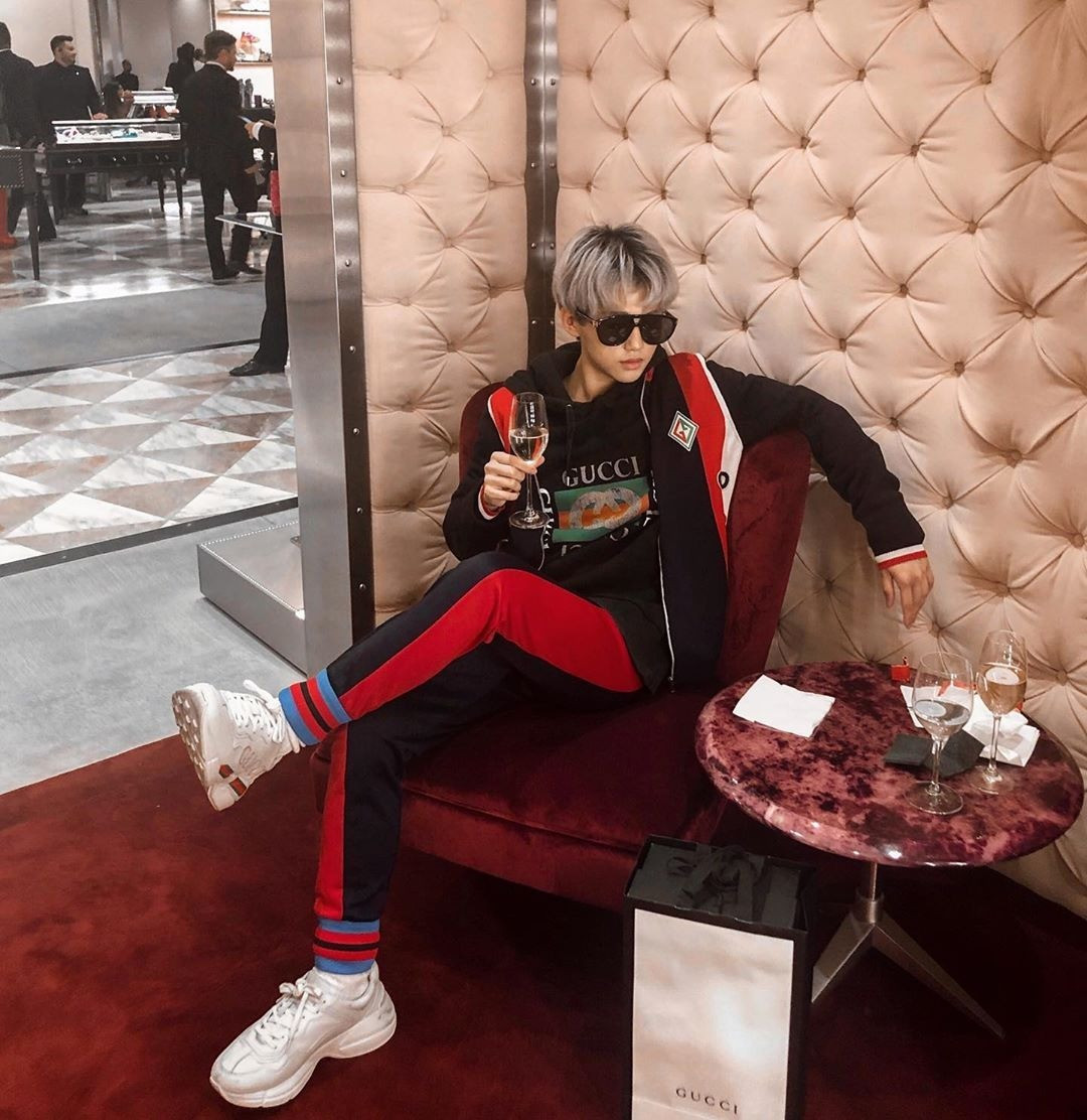 Không chỉ du học nước ngoài, vi vu khắp thế giới, anh chàng còn được mời tham dự những buổi tiệc VIP của các thương hiệu thời trang.