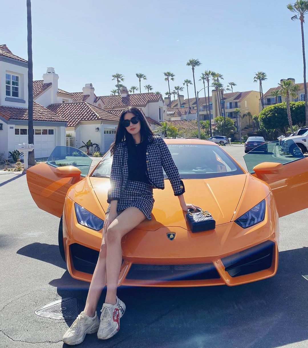 Là thành viên mới của hội con nhà giàu Việt Nam nhưng Bằng Linh nhanh chóng gây chú ý với vẻ ngoài xinh đẹp, phong cách sành điệu. Bằng Linh sinh năm 2003, là bạn thân của rich kid Nhất Hoàng. Cô bạn 17 tuổi gây chú ý khi khoe đôi chân như người mẫu bên chiếc siêu xe Lamborghini Huracan có giá khoảng 18 tỷ đồng.