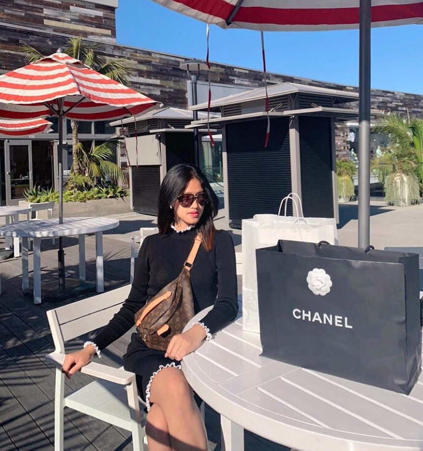 Nàng rich kid thường xuyên cập nhật Instagram với những bức hình khoe cuộc sống nhung lụa của con nhà giàu.