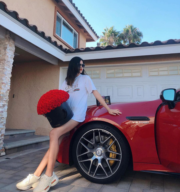Tiểu thư nhà giàu còn diện nguyên cây Gucci thả dáng cạnh chiếc Mercedes CT có giá khoảng 10 tỷ đồng.
