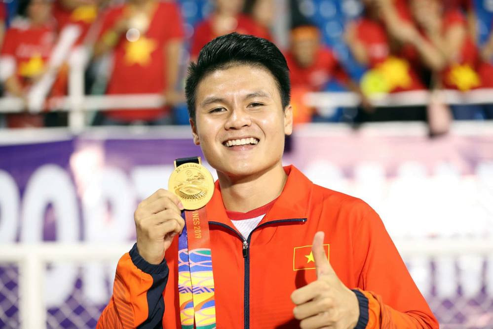 Quang Hải hiện đang là cầu thủ được chú ý nhiều nhất trong đội hình ở các cấp đội tuyển quốc gia. Anh có một mùa giải V-League thành công cùng CLB Hà Nội và nhiều lần khẳng định vị trí quan trọng của bản thân tại đội tuyển Việt Nam, giành HCV SEA Games 30 trong năm 2019. Không như các cầu thủ khác, Hải "con" rất kín tiếng chuyện cá nhân, không bao giờ chia sẻ việc mua nhà, sắm xe.