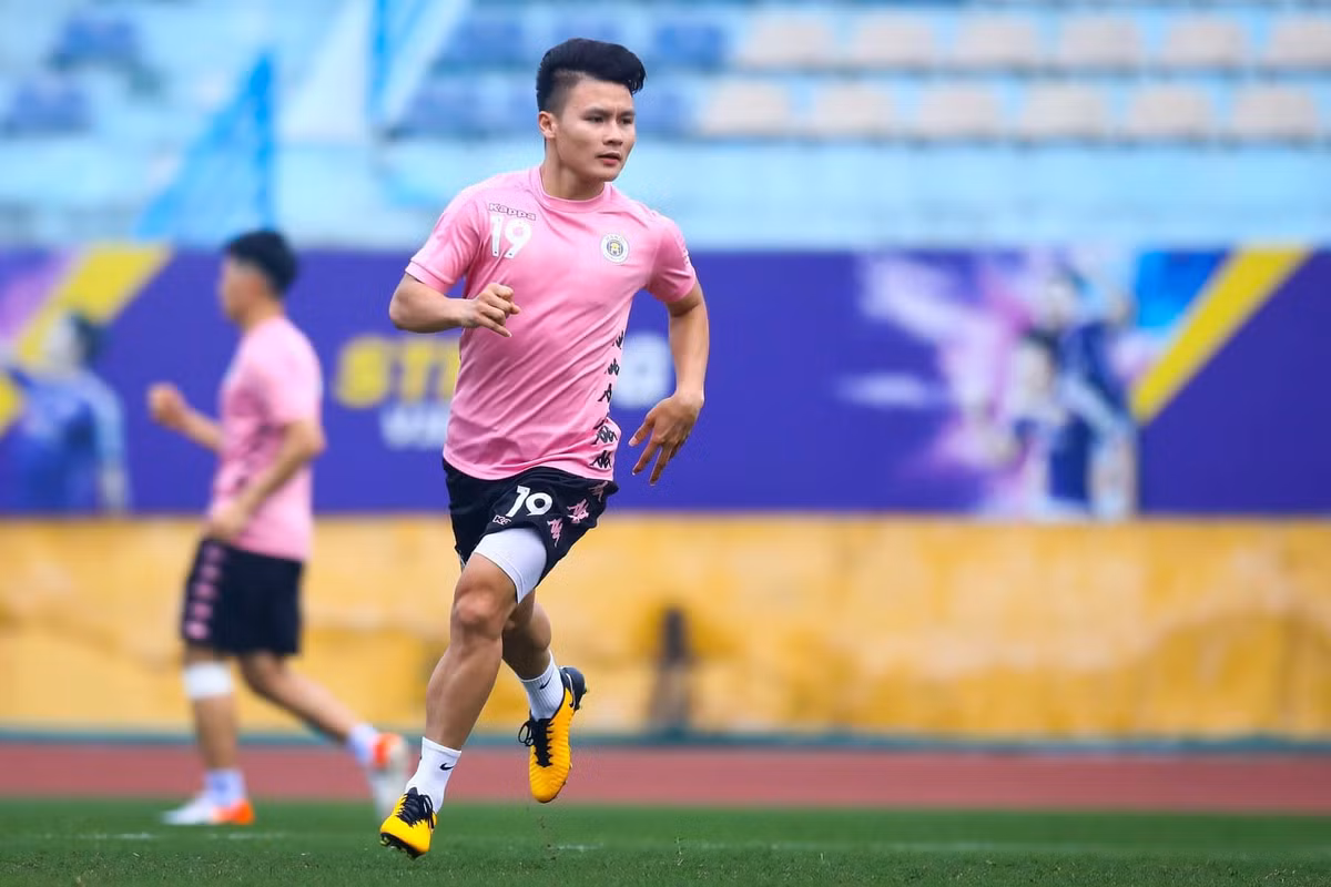 Năm 2019 cũng là một năm rắc rối với tiền vệ Quang Hải khi thường xuyên dính vào những rùm beng tình ái với nhiều hot girl nổi tiếng.