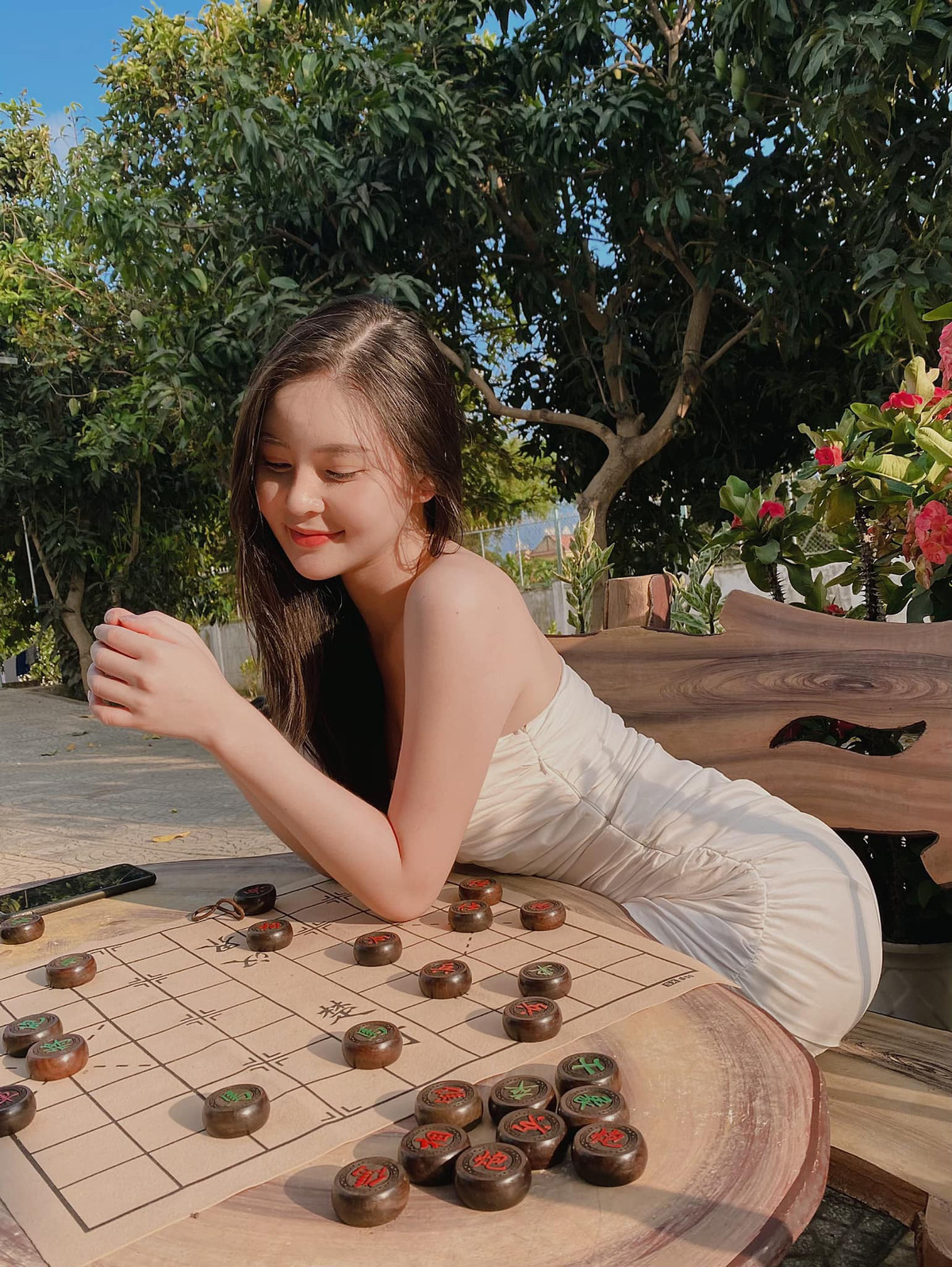 Thảo Nguyên từng khiến nhiều cô gái ghen tị với những bức ảnh chụp chung cùng Công Phượng và Xuân Trường. Từ đó đã phát sinh ra vô số đồn đoán về mối quan hệ giữa Nguyên với các ngôi sao bóng đá. Nhưng trong mắt cô sinh viên RMIT, tất cả xem ra mới dừng lại ở mức thần tượng.