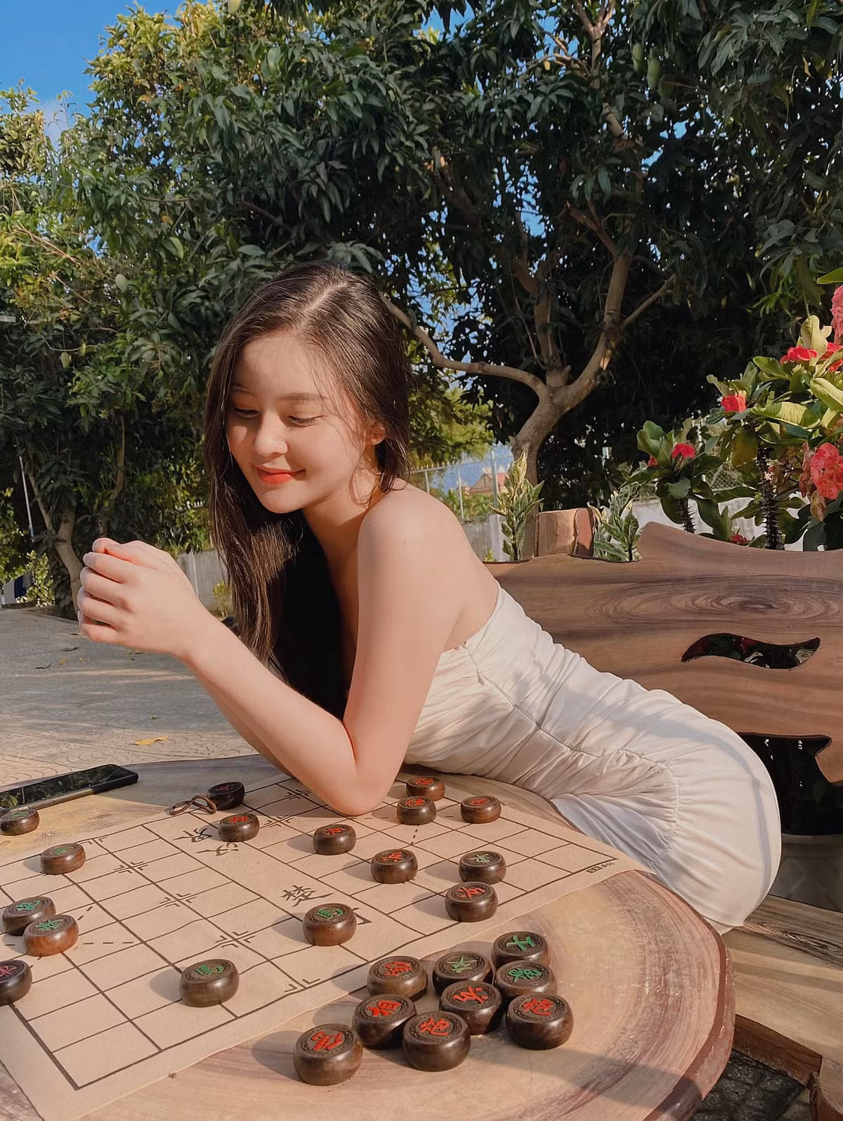 Thảo Nguyên từng khiến nhiều cô gái ghen tị với những bức ảnh chụp chung cùng Công Phượng và Xuân Trường. Từ đó đã phát sinh ra vô số đồn đoán về mối quan hệ giữa Nguyên với các ngôi sao bóng đá. Nhưng trong mắt cô sinh viên RMIT, tất cả xem ra mới dừng lại ở mức thần tượng.