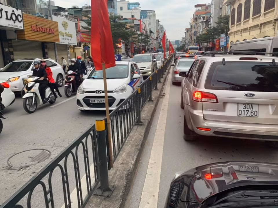 Ngan ngam khi moi mung 3 Tet duong pho Ha Noi da lai tac nghen