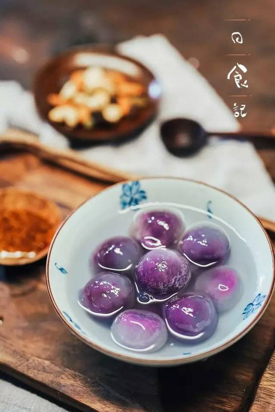 Bước 5: Đun sôi lượng nước thích hợp trong nồi, cho các viên bánh vào và đun ở lửa vừa. Tiếp đó đổ 1 bát nước lọc vào đun tiếp cho đến khi bánh nổi lên trên và chuyển màu. Đun thêm khoảng 5 phút ở lửa nhỏ là vỏ bánh chuyển màu trong suốt. Vớt bánh ra tô nước lạnh là xong.