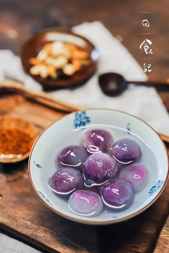 Bước 5: Đun sôi lượng nước thích hợp trong nồi, cho các viên bánh vào và đun ở lửa vừa. Tiếp đó đổ 1 bát nước lọc vào đun tiếp cho đến khi bánh nổi lên trên và chuyển màu. Đun thêm khoảng 5 phút ở lửa nhỏ là vỏ bánh chuyển màu trong suốt. Vớt bánh ra tô nước lạnh là xong.