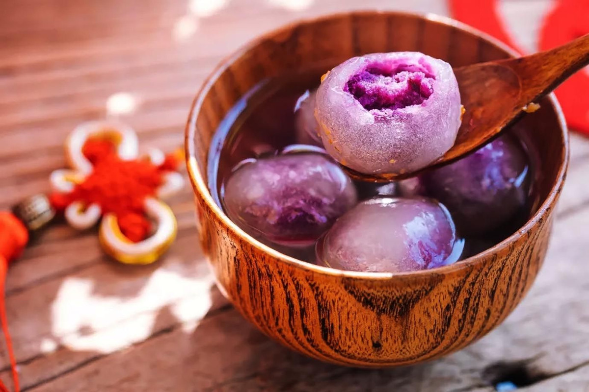 Phần bên ngoài trong suốt như pha lê, phần nhân đậm màu như ẩn như hiện, món bánh trôi pha lê này sẽ kích thích cả thị xác lẫn vị giác.