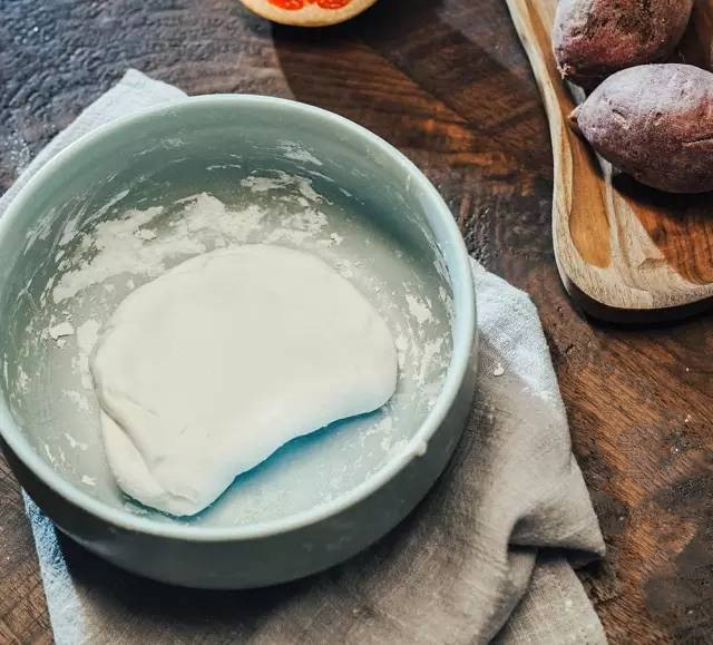 Bước 2: Nhào bột bằng tay cho tới khi bột trở nên dẻo và mịn. Bọc bột lại cẩn thận và để bột nghỉ khoảng 20 phút.