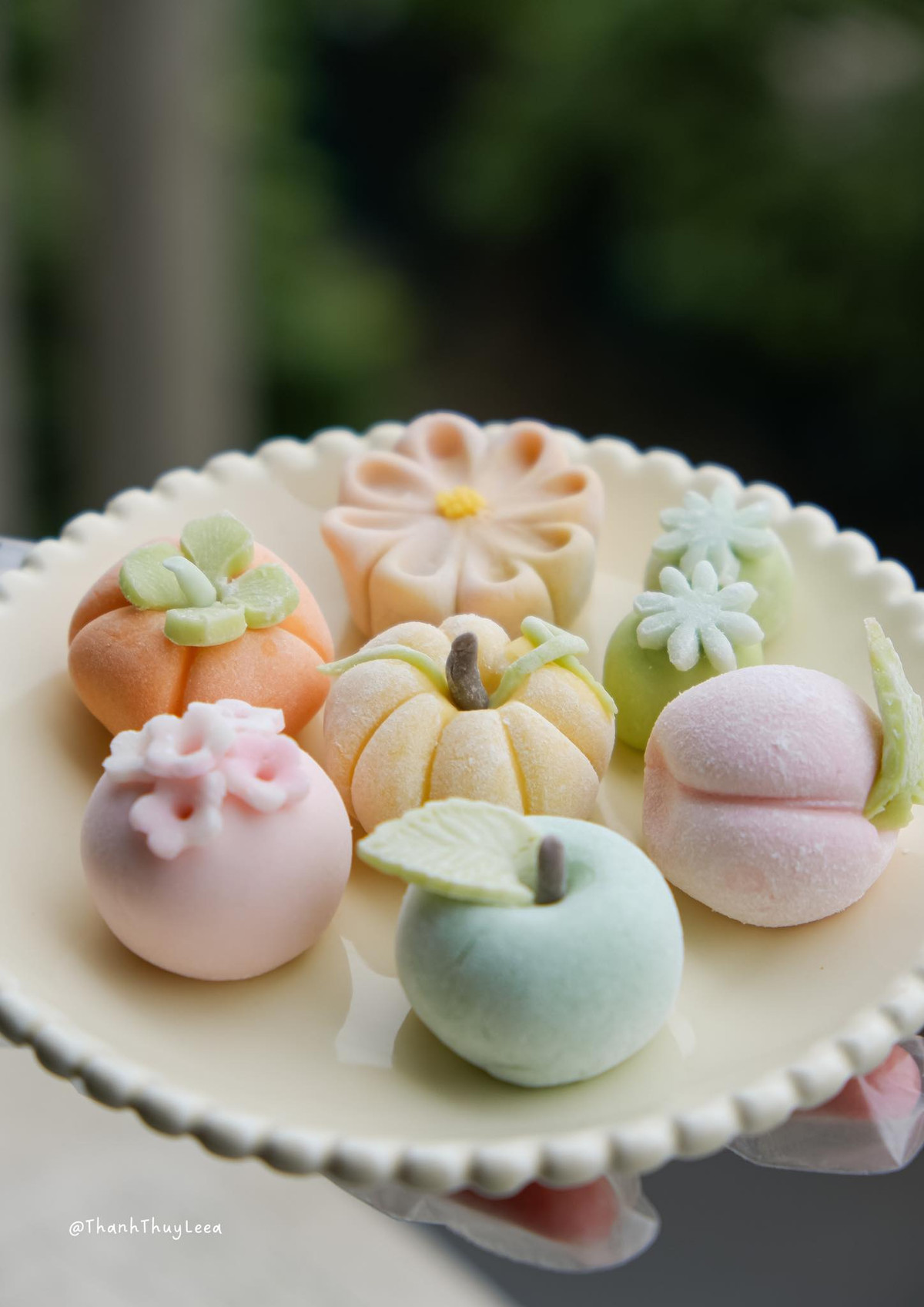 Những chiếc bánh chúm chím nhiều màu sắc.