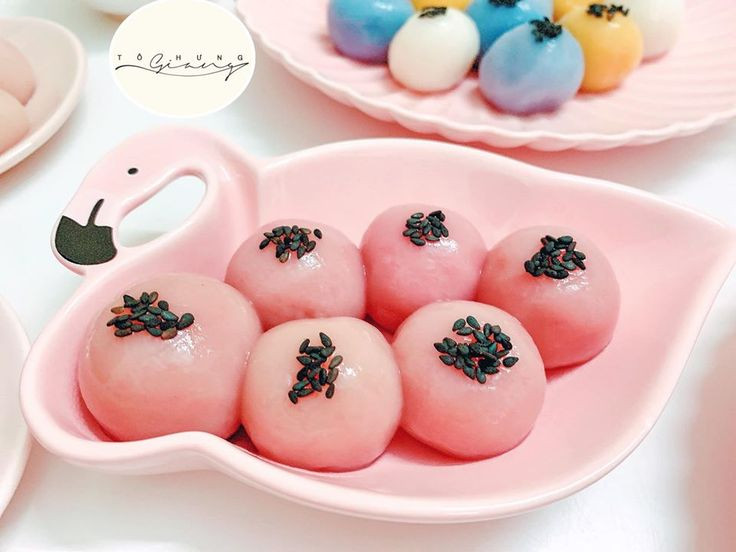 Cuộc sống bận rộn, nhiều người chọn cách mua sẵn các loại bánh này ở chợ, siêu thị, cửa hàng… nhưng cũng có nhiều gia đình tự mua nguyên liệu về để chế biến. Tự tay làm bánh không chỉ bày tỏ lòng thành tâm, tăng tinh thần đoàn kết mà còn giúp các con trong gia đình hiểu hơn về văn hóa, phong tục của người Việt.