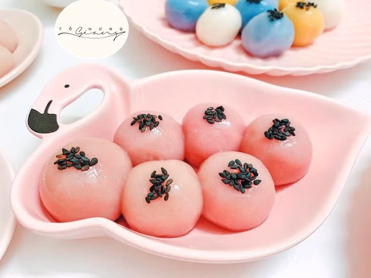 Cuộc sống bận rộn, nhiều người chọn cách mua sẵn các loại bánh này ở chợ, siêu thị, cửa hàng… nhưng cũng có nhiều gia đình tự mua nguyên liệu về để chế biến. Tự tay làm bánh không chỉ bày tỏ lòng thành tâm, tăng tinh thần đoàn kết mà còn giúp các con trong gia đình hiểu hơn về văn hóa, phong tục của người Việt.