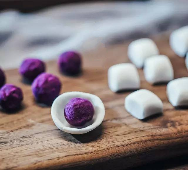 Bước 4: Bột sau khi nghỉ thì lăn thành thanh dài, cắt thanh bột thành từng phần nhỏ, lấy một phần bột ấn dẹt rồi cho phần nhân khoai lang vào giữa sau đó bọc kín lại và vo tròn. Chị em mình cũng có thể thay khoai lang bằng các loại nguyên liệu khác theo ý muốn.