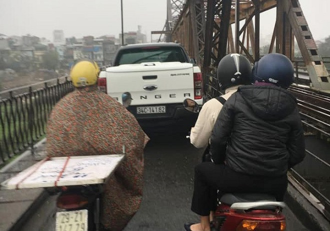 Trước đó, nhiều tấm ảnh, clip ghi lại những khoảnh khắc lấn làn, đi ngược chiều, phun nước bọt, thậm chí là đỗ xe giữa đường để...tè bậy của những người thuộc tầng lớp giàu có, sở hữu xe ô tô xuất hiện trên mạng xã hội cũng đã bị chỉ trích gay gắt. Ấy vậy mà dường như đâu vẫn hoàn đó, không biết rút kinh nghiệm và tham gia giao thông có văn hoá hơn.