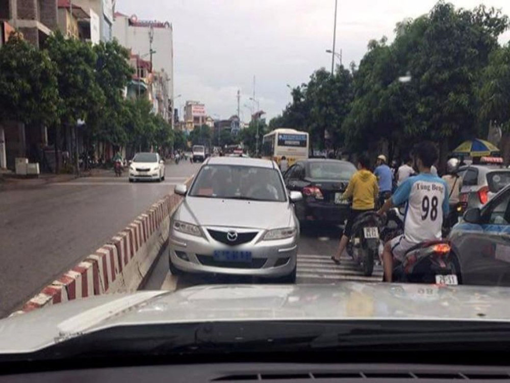 Điển hình như trong tấm ảnh này, khi làn bên cạnh thì rộng thênh thang nhưng không hiểu vì lý do gì, tài xế lại đi ngược chiều vào làn đông đúc để cản trở người khác.