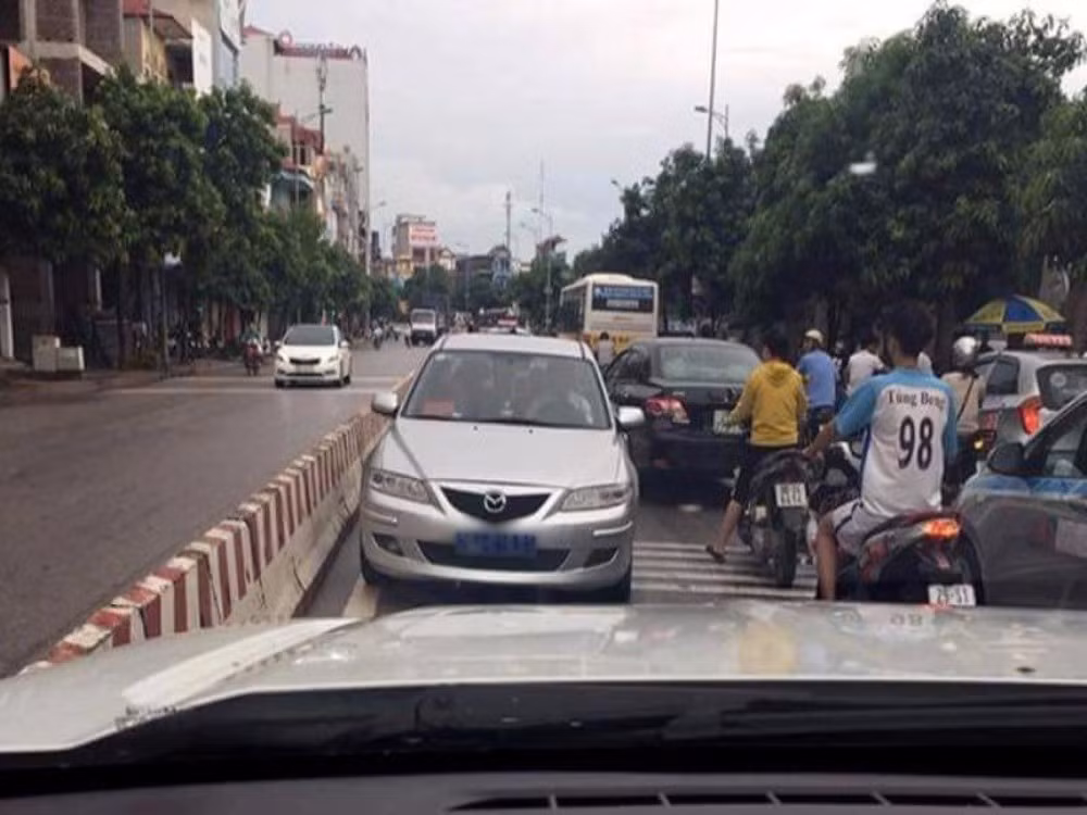 Điển hình như trong tấm ảnh này, khi làn bên cạnh thì rộng thênh thang nhưng không hiểu vì lý do gì, tài xế lại đi ngược chiều vào làn đông đúc để cản trở người khác.