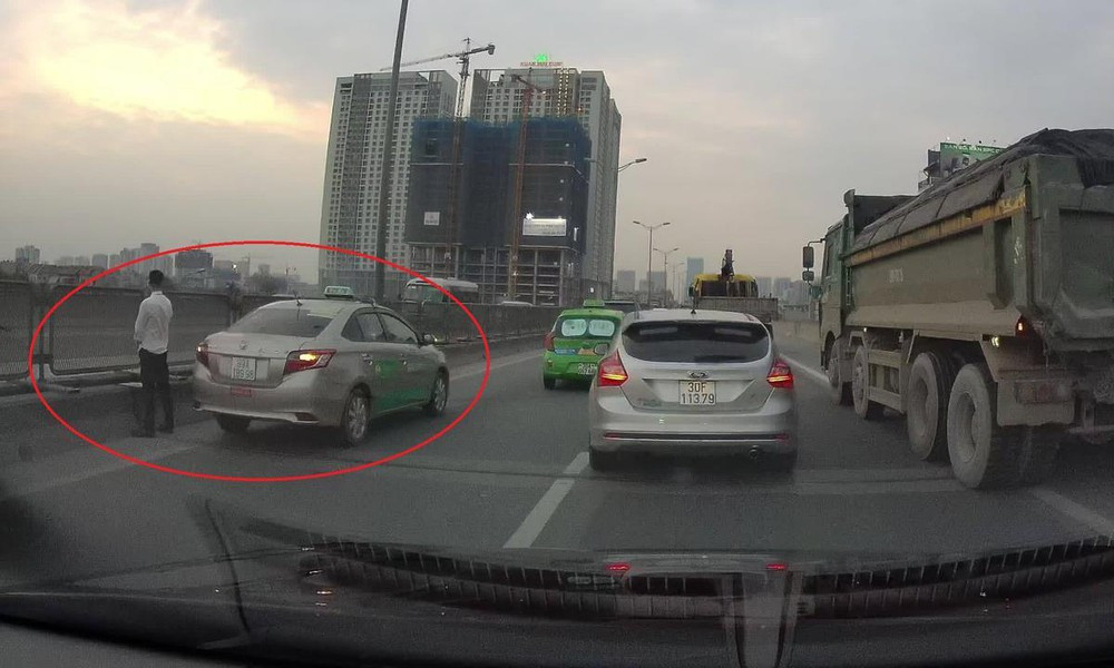 Đây không phải là lần đầu tiên, cánh lái xe ô tô có những hành động cực kỳ mất điểm khiến ai nấy đều lắc đầu ngao ngán.