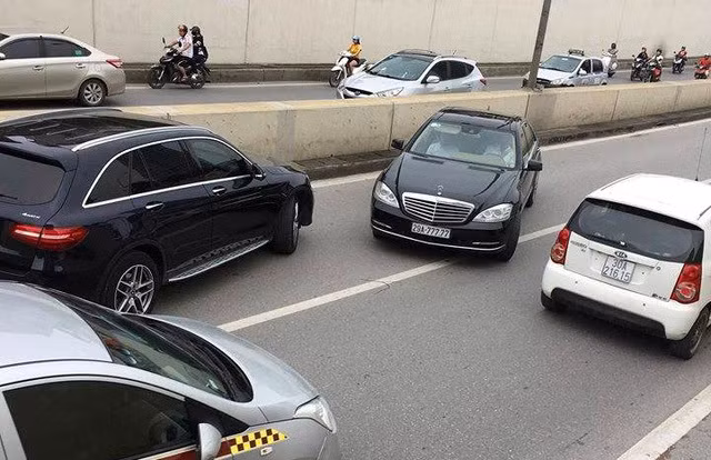 Thậm chí, hình ảnh một chiếc xe hạng sang với biển tứ quý ngang nhiên đi ngược chiều trong hầm Kim Liên cũng khiến nhiều người khó hiểu. Hầm Kim Liên là một căn hầm rất nguy hiểm, phượng tiện di chuyển với tốc độ cao và hay xảy ra tai nạn nên hành động này của tài xế vừa gây cản trở giao thông, vừa nguy hiểm cho bản thân và những người khác.