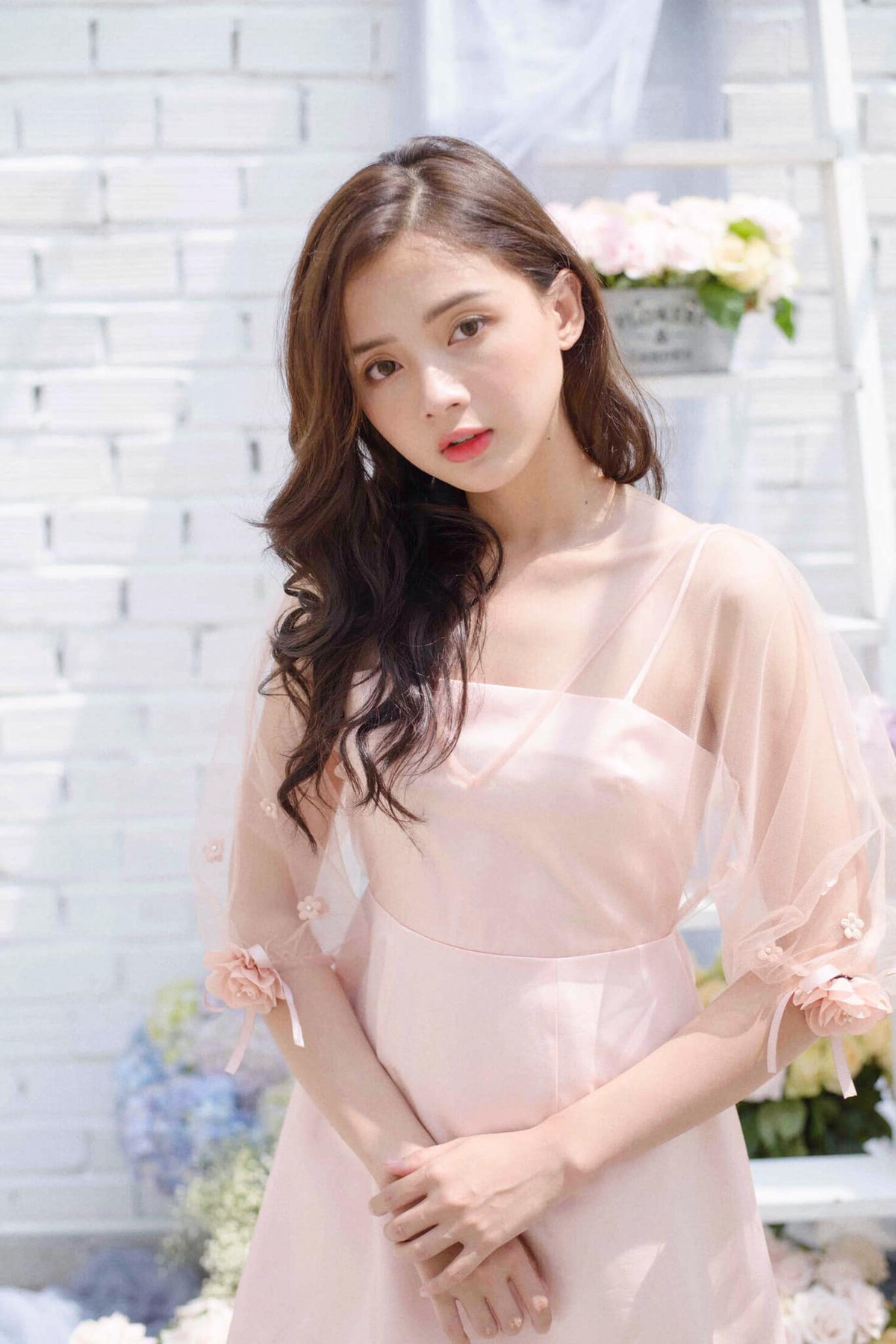 Có thể nói, tấm ảnh thẻ đã thay đổi hoàn toàn cuộc đời của Lan Hương. Cô được mời chụp mẫu lookbook, tham gia đóng phim ngắn và gần đây là làm vlog. Kênh của "hot girl ảnh thẻ" có gần 1 triệu người đăng ký.