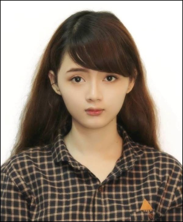 Lan Hương (sinh năm 1994) từ một sinh viên ĐH Hutech bình thường nhanh chóng trở thành hot girl ảnh thẻ bởi nhan sắc quá đỗi xinh đẹp của cô được đăng tải trên mạng xã hội.